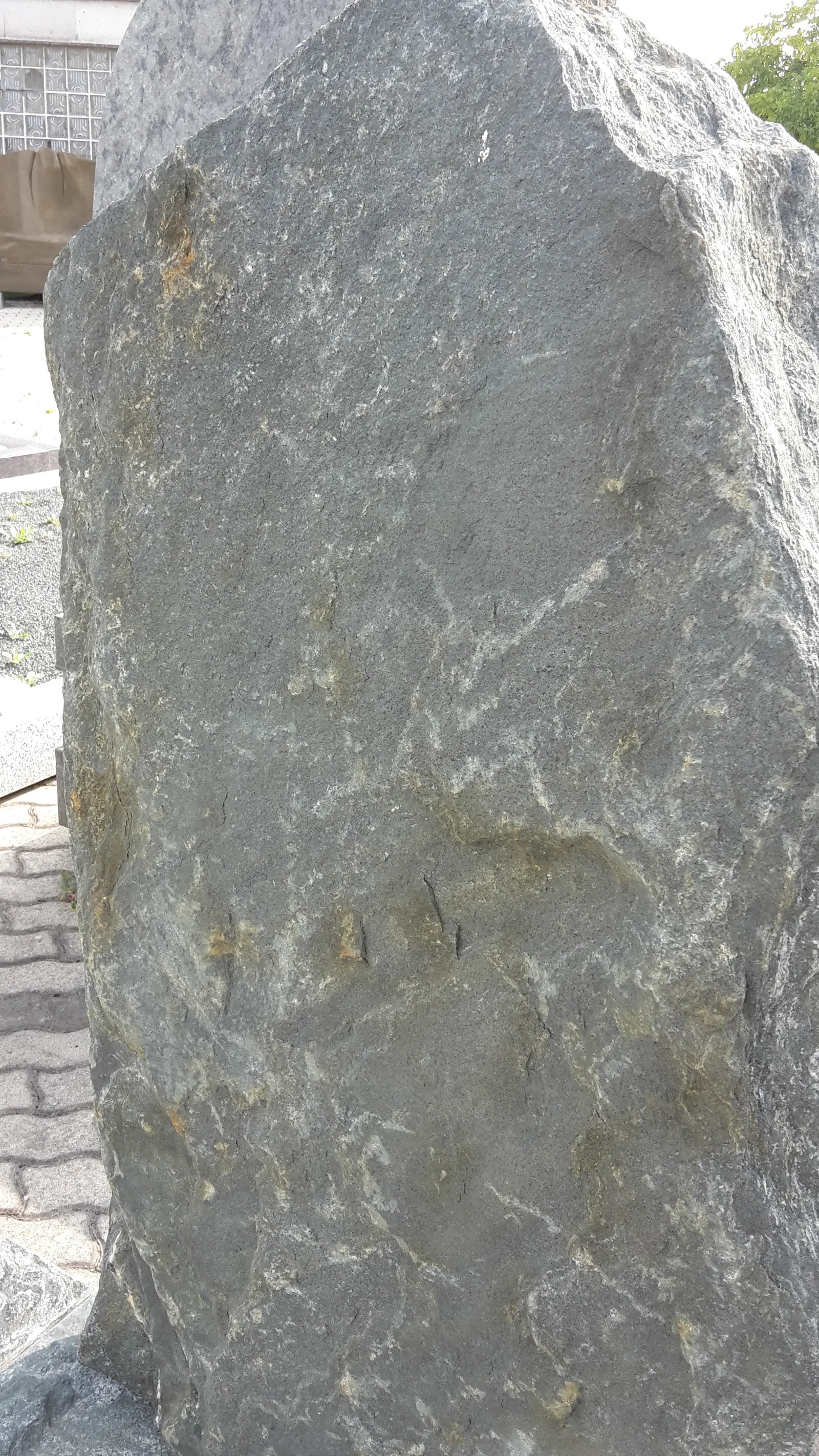 Nahaufnahme der Oberfläche eines dunklen Naturstein-Rohlings